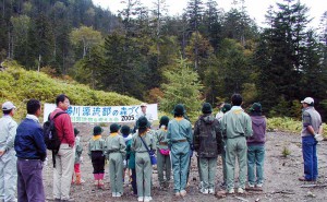 十勝川源流部を考える会第1回ペンケニコロ林道沿い植樹風景